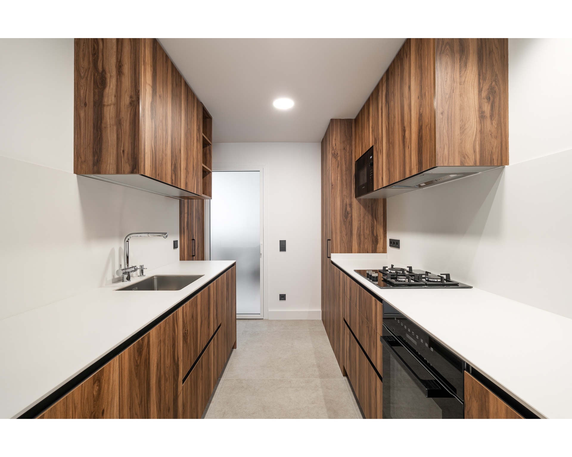 ¿Nevera panelada o vista? La eterna decisión al diseñar una cocina moderna