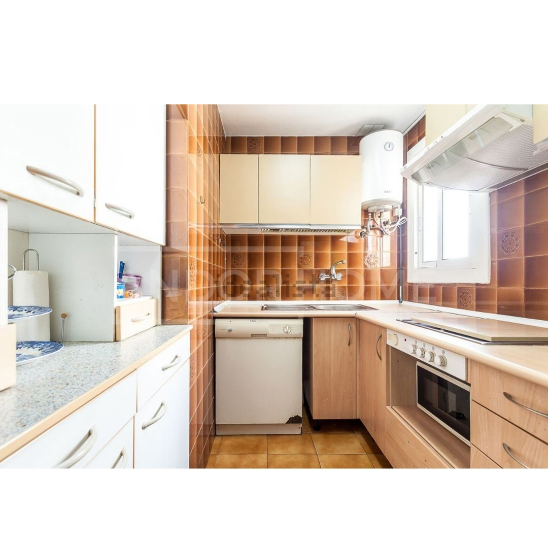 ¿Nevera panelada o vista? La eterna pregunta al diseñar una cocina.